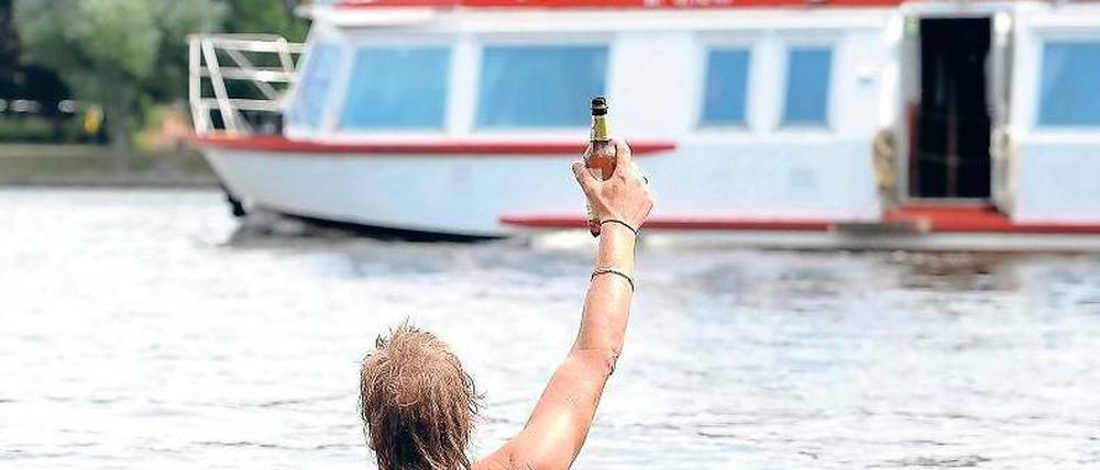 Herbert hat’s gut. Die Touristen auf den Dampfern der Spree schwitzen. Foto: dpa