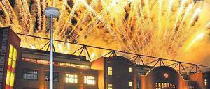 Die Alte Försterei leuchtet. Mit einem eindrucksvollen Feuerwerk beendete der Zweitligist 1. FC Union seine Stadioneröffnung nach dem Testspiel gegen Celtic Glasgow.