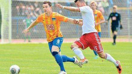 Niedriger Körperschwerpunkt. Gegen RB Leipzig zeigte Alexander Baumjohann (links) seine Wendigkeit, blieb allerdings größtenteils wirkungslos.
