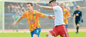 Niedriger Körperschwerpunkt. Gegen RB Leipzig zeigte Alexander Baumjohann (links) seine Wendigkeit, blieb allerdings größtenteils wirkungslos.