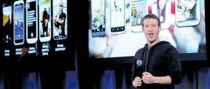 Becker-Faust. Facebook-Gründer Mark Zuckerberg gelingt mit seinem Unternehmen der Wechsel ins mobile Internet. 