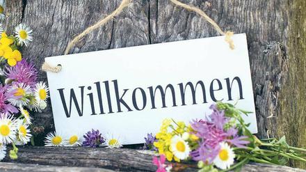 Der erste Eindruck. Höflich, interessiert und motiviert – mehr erwarten die Unternehmen erstmal gar nicht von ihren Auszubildenden in den ersten Tagen. Dann bleibt auch das herzliche „Willkommen“ bestehen. Foto: fotolia