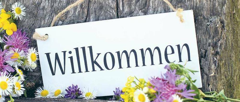 Der erste Eindruck. Höflich, interessiert und motiviert – mehr erwarten die Unternehmen erstmal gar nicht von ihren Auszubildenden in den ersten Tagen. Dann bleibt auch das herzliche „Willkommen“ bestehen. Foto: fotolia