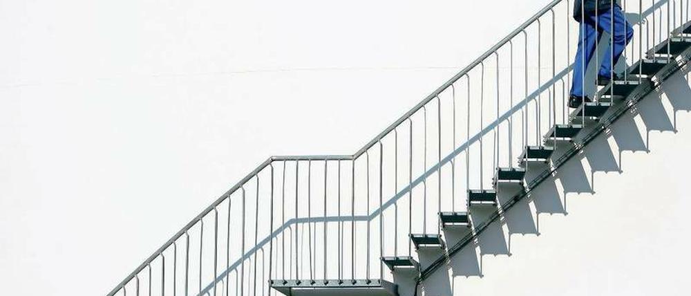 Hoch hinaus. Wer eine Aufstiegsfortbildung machen möchte, kann das Meister-Bafög beantragen. Die Förderung bekommen Handwerker ebenso wie etwa Krankenpfleger. Foto: dpa