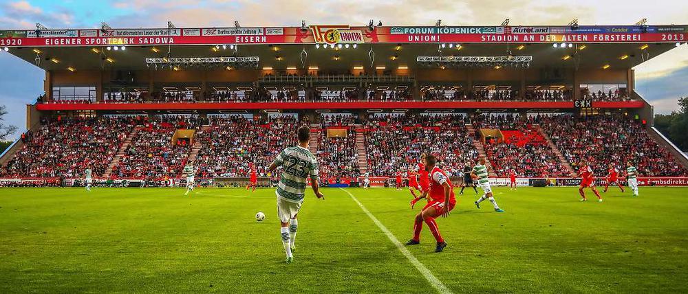 Köpenick bei Nacht. Union feierte am Freitagabend einen beachtlichen 3:0-Erfolg gegen Glasgow.