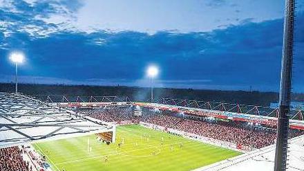 Köpenick bei Nacht. Das Stadion An der Alten Försterei des Berliner Zweitligisten 1. FC Union erstrahlte am Freitagabend zum ersten Mal in neuem Glanz.Foto: dpa