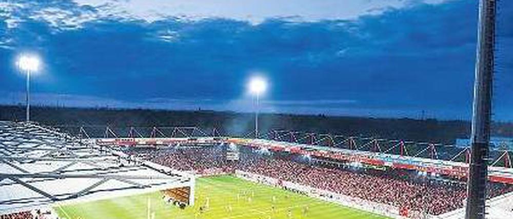 Köpenick bei Nacht. Das Stadion An der Alten Försterei des Berliner Zweitligisten 1. FC Union erstrahlte am Freitagabend zum ersten Mal in neuem Glanz.Foto: dpa