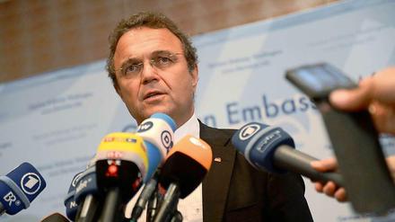 Innenminister Hans-Peter Friedrich verteidigt die Überwachungsprogramme der USA. Dabei betonte er die Verhinderung von 25 Terroranschlägen in Europa, darunter fünf in Deutschland. 