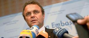 Innenminister Hans-Peter Friedrich verteidigt die Überwachungsprogramme der USA. Dabei betonte er die Verhinderung von 25 Terroranschlägen in Europa, darunter fünf in Deutschland.
