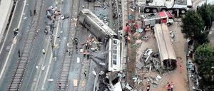 Den hinteren Teil des Zuges traf es am schlimmsten. Luftbild vom Unglücksort in Santiago de Compostela. Fotos: Reuters (2)