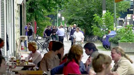 Die Berliner sitzen im Sommer gerne draußen, wie hier auf der Kastanienallee in Prenzlauer Berg.