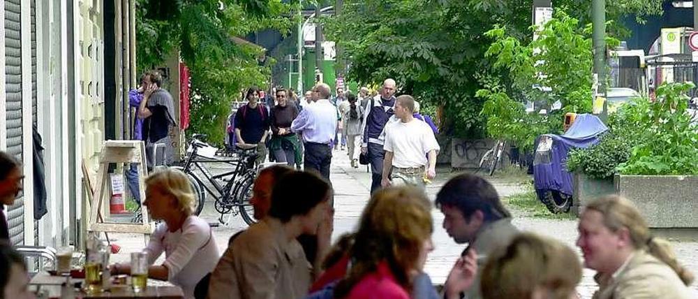 Die Berliner sitzen im Sommer gerne draußen, wie hier auf der Kastanienallee in Prenzlauer Berg.