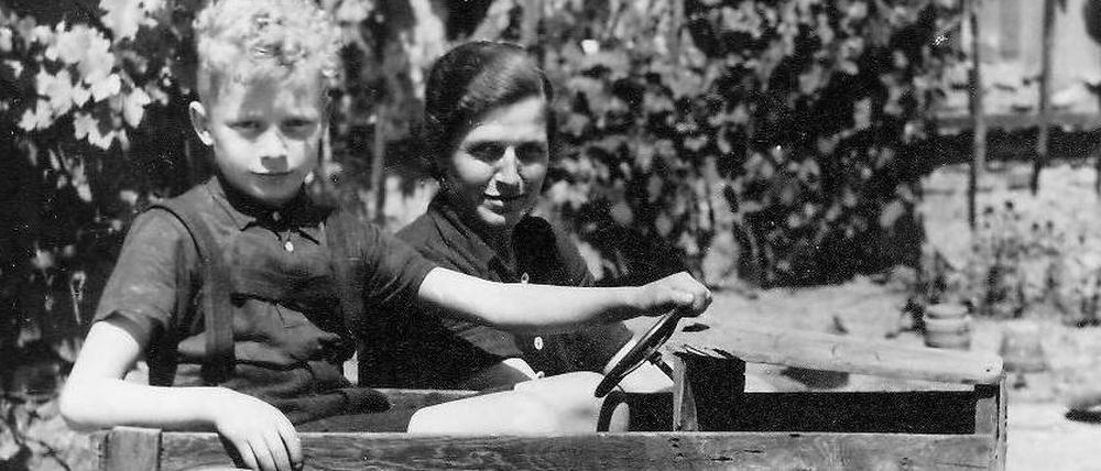 Auf dem Holzweg. Die Ausstellung mit Alltagsfotos aus 160 Jahren zeigt, dass Mobilität seit jeher Kinder fasziniert. Dieses Familienfoto stammt aus den 1950er Jahren.
