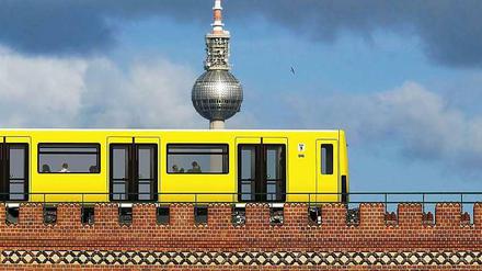 Die BVG setzt auf mehreren U-Bahnhöfen wieder Personal ein.