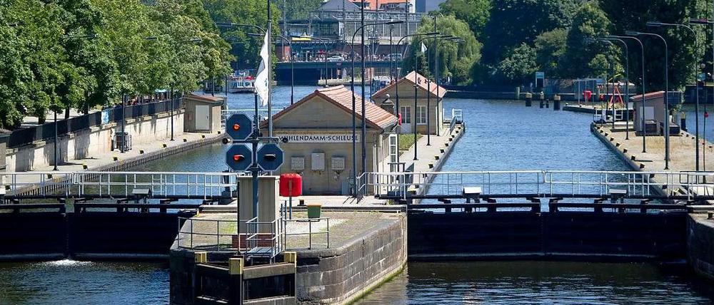 Streik der Schleusenwärter. Der Bund als Eigentümer habe einen Abbau von einem Drittel der bundesweit 12 000 Arbeitsplätze angekündigt.