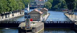 Streik der Schleusenwärter. Der Bund als Eigentümer habe einen Abbau von einem Drittel der bundesweit 12 000 Arbeitsplätze angekündigt.