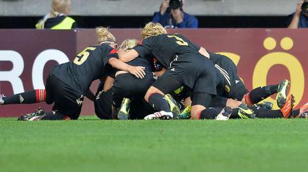 Frauenrudelbildung. Die deutschen Spielerinnen feiern den Siegtreffer.