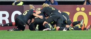 Frauenrudelbildung. Die deutschen Spielerinnen feiern den Siegtreffer.