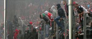Kein Karneval: Die Kölner Fans sind wütend nach dem fünften Abstieg der Vereinsgeschichte.