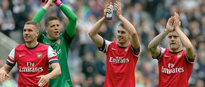 Nummer 9 feiert: Lukas Podolski freut sich mit seinen Mannschaftskameraden über den Einzug in die Qualifikation zur Champions League mit dem FC Arsenal am letzten Spieltag der Premier League in England.