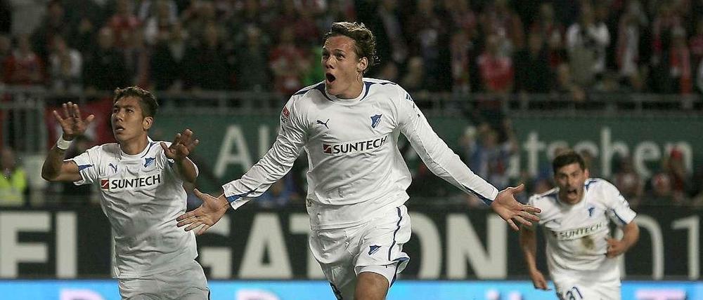 Die Entscheidung: Hoffenheims Vestergaard (mitte) trifft in der 74. Spielminute zum 2:1.