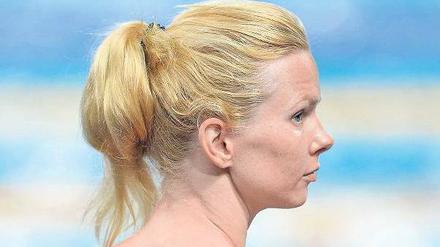 Will den Rücken frei haben – für die Einzel- und Staffelrennen über 100 Meter Freistil. Doppel-Olympiasiegerin Britta Steffen nach dem ersten Training in Barcelona.