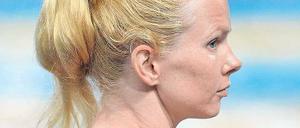 Will den Rücken frei haben – für die Einzel- und Staffelrennen über 100 Meter Freistil. Doppel-Olympiasiegerin Britta Steffen nach dem ersten Training in Barcelona.