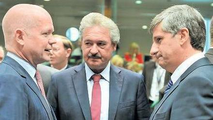 Schwierige Debatte. Der britische Außenminister Hague (l.) spricht mit seinen Amtskollegen aus Luxemburg und Österreich, Asselborn (M.) und Spindelegger.