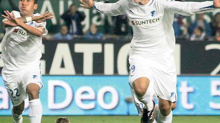 Lauter als Lautern. Hoffenheims Jannik Vestergaard (rechts) schreit nach seinem Tor zum 2:1 seine Freude heraus. Foto: dpa