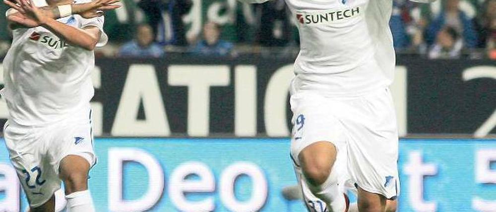 Lauter als Lautern. Hoffenheims Jannik Vestergaard (rechts) schreit nach seinem Tor zum 2:1 seine Freude heraus. Foto: dpa