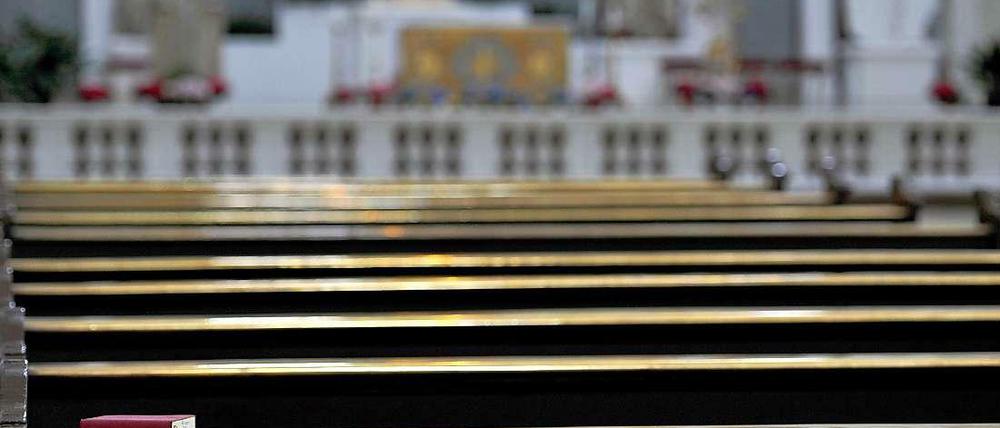 Der Täter sucht sich seine Opfer im kirchlichen Umfeld, jetzt warnt die katholische Kirche in Berlin vor ihm. 