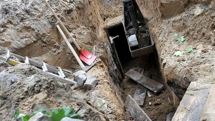 Nach der Entfernung der Stützbalken soll der unterirdische Gang zur Volksbankfiliale in Steglitz zugeschüttet werden. 