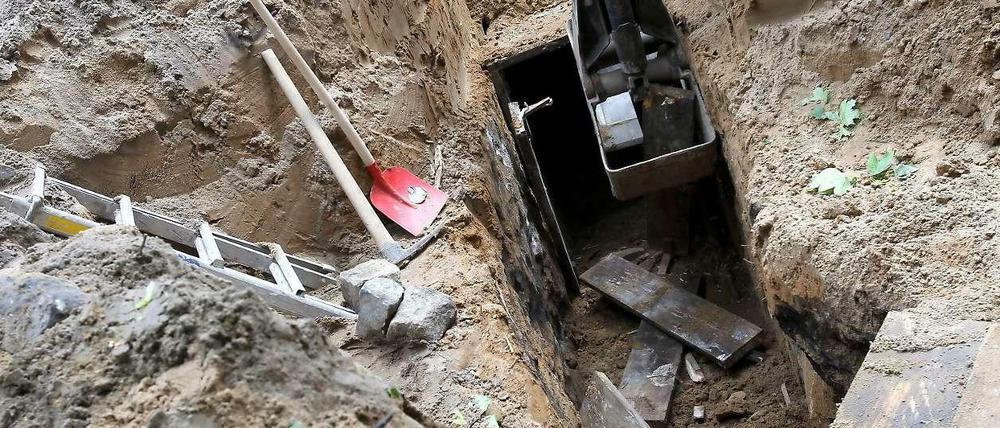 Nach der Entfernung der Stützbalken soll der unterirdische Gang zur Volksbankfiliale in Steglitz zugeschüttet werden.