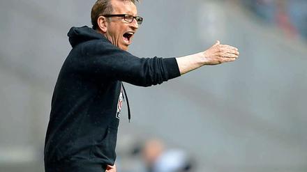 Volle Offensive. Trainer Norbert Meier hat mit Fortuna Düsseldorf seit Februar nicht mehr gewonnen. Noch aber kann das Team den Klassenerhalt aus eigener Kraft schaffen. 