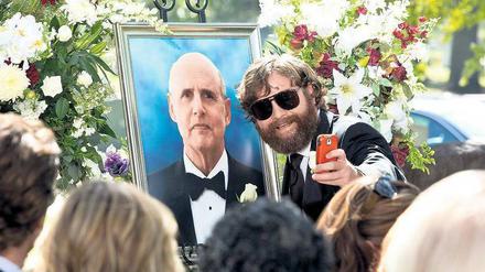 Geteiltes Leid. Eine Beerdigung, bei der Zach Galifianakis als Alan auftaucht, ist eines garantiert nicht: todlangweilig.Foto: Warner Bros.