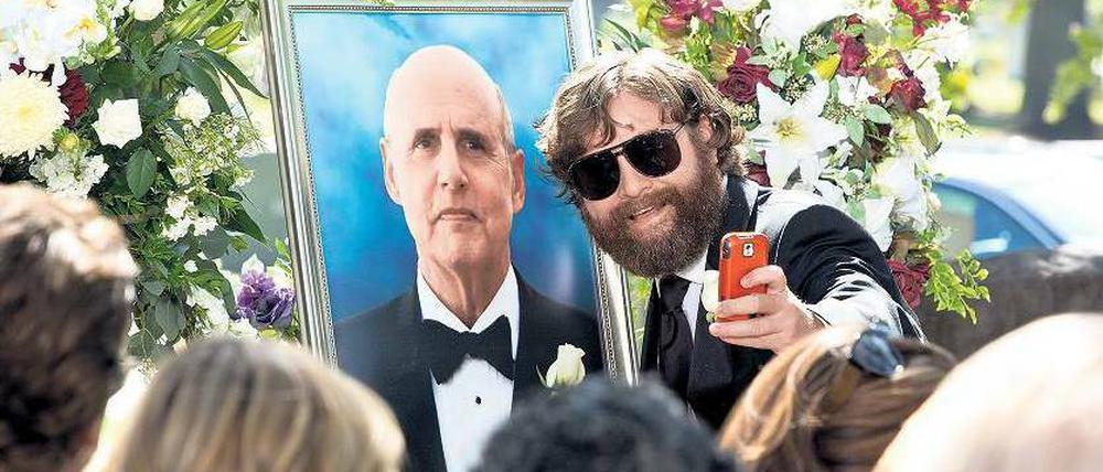 Geteiltes Leid. Eine Beerdigung, bei der Zach Galifianakis als Alan auftaucht, ist eines garantiert nicht: todlangweilig.Foto: Warner Bros.