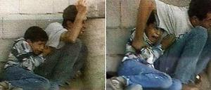 Vater und Sohn verstecken sich vor einem Kreuzfeuer, beide werden schwer verletzt, der Junge stirbt noch vor Ort. TV-Kameras zeichnen alles auf.