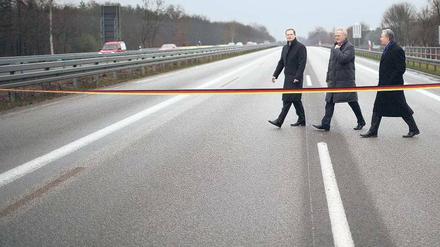 Ein Schnitt durchs Band – darauf steuern Straßenbauarbeiten letztlich immer zu. So auch auf der sanierten A 115, die im November durch Bundesminister Peter Ramsauer, Senator Michael Müller und den Regierenden Bürgermeister Klaus Wowereit freigegeben wurde. Foto: dpa