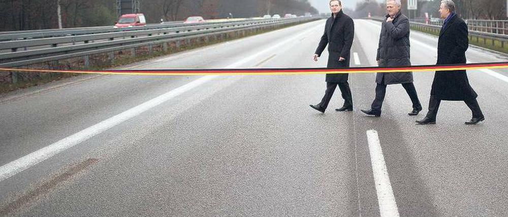 Ein Schnitt durchs Band – darauf steuern Straßenbauarbeiten letztlich immer zu. So auch auf der sanierten A 115, die im November durch Bundesminister Peter Ramsauer, Senator Michael Müller und den Regierenden Bürgermeister Klaus Wowereit freigegeben wurde. Foto: dpa