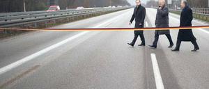 Ein Schnitt durchs Band – darauf steuern Straßenbauarbeiten letztlich immer zu. So auch auf der sanierten A 115, die im November durch Bundesminister Peter Ramsauer, Senator Michael Müller und den Regierenden Bürgermeister Klaus Wowereit freigegeben wurde. Foto: dpa
