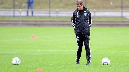 Zwischen den Bällen. Frank Arnesen auf dem HSV-Trainingsplatz.