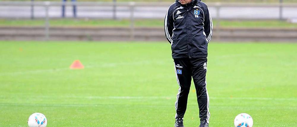 Zwischen den Bällen. Frank Arnesen auf dem HSV-Trainingsplatz.