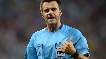 Schiedsrichter Nicola Rizzoli bei einem Fußballspiel.