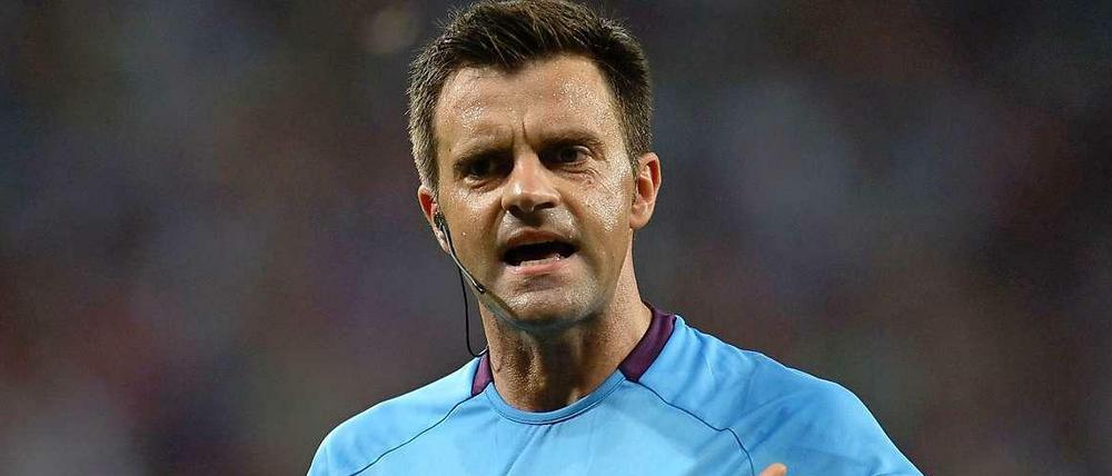 Schiedsrichter Nicola Rizzoli bei einem Fußballspiel.