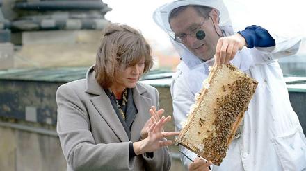 Landwirtschaftsministerin Aigner (CSU) und Imker Marth kosten Honig auf dem Berliner Dom