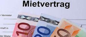 Geldscheine liegen auf einem Mietvertrag. Laut einer neuen Studie soll das Wohnen in der Innenstadt günstiger sein als am Stadtrand - zumindest, wenn man Mobilitätskosten mit in die Rechnung aufnimmt.