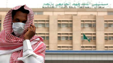 Ein Mann, aufgenommen mit Mundschutz vor einem Krankenhaus in Dammam, Saudi-Arabien. Die neue Form des Corona-Virus, die in dem Land grassiert, wird von Mensch zu Mensch übertragen.