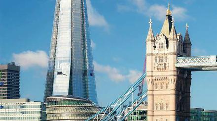 The Shard (die Scherbe) überragt die Tower Bridge bei Weitem und bietet den besten sowie teuersten Rundumblick über London.