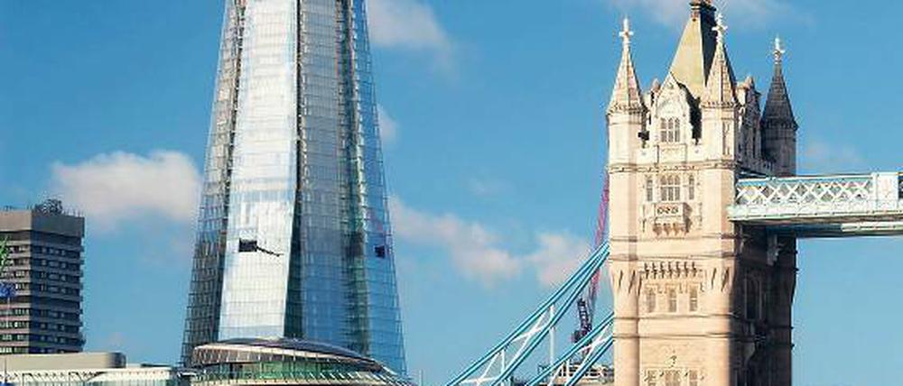 The Shard (die Scherbe) überragt die Tower Bridge bei Weitem und bietet den besten sowie teuersten Rundumblick über London.