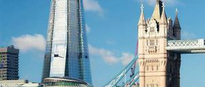 The Shard (die Scherbe) überragt die Tower Bridge bei Weitem und bietet den besten sowie teuersten Rundumblick über London.